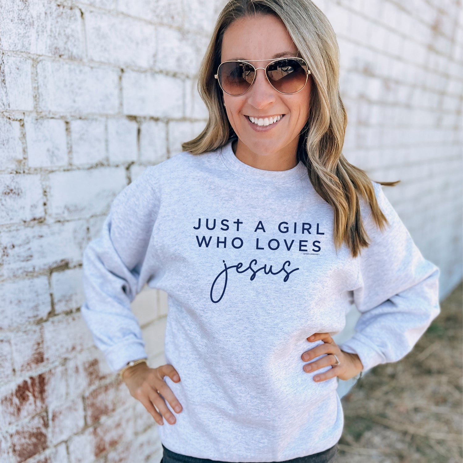 JUST A GIRL LOVES JESUS - Sweatshirt
