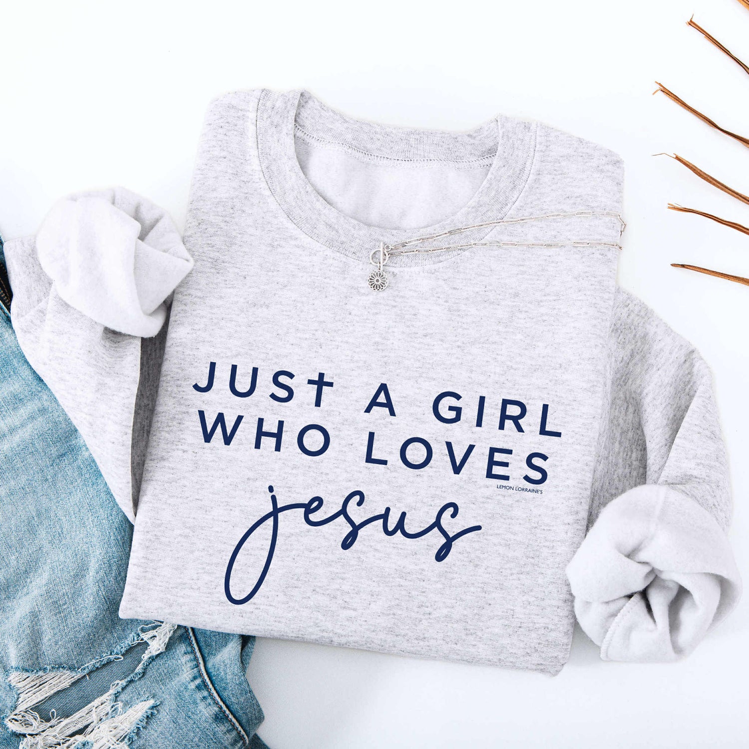 JUST A GIRL LOVES JESUS - Sweatshirt
